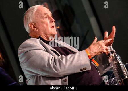 Stratford-upon-Avon, Vereinigtes Königreich Donnerstag, 30. Oktober 2025. John Cleese 50 Years of Fawlty Towers lebt beim Stratford Literary Festival. Zum ersten Mal in Großbritannien erzählte John Momente aus seiner Karriere im Fernsehen und Film und erklärte, warum seine Slapstick-Hotelgestaltung weiterhin regelmäßig zur besten Sit-com in der britischen Geschichte gewählt wird. Er zollte dem Fawlty Towers Star Prunella Scales Tribut, den er Perfect Comedy Partner nannte, der diese Woche im Alter von 93 Jahren starb. Stockfoto