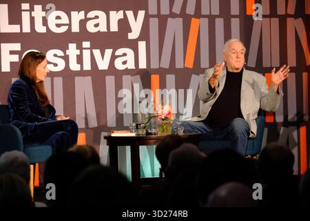 Stratford-upon-Avon, Vereinigtes Königreich Donnerstag, 30. Oktober 2025. John Cleese 50 Years of Fawlty Towers lebt beim Stratford Literary Festival. Zum ersten Mal in Großbritannien erzählte John Momente aus seiner Karriere im Fernsehen und Film und erklärte, warum seine Slapstick-Hotelgestaltung weiterhin regelmäßig zur besten Sit-com in der britischen Geschichte gewählt wird. Er zollte dem Fawlty Towers Star Prunella Scales Tribut, den er Perfect Comedy Partner nannte, der diese Woche im Alter von 93 Jahren starb. Stockfoto
