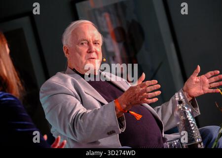Stratford-upon-Avon, Vereinigtes Königreich Donnerstag, 30. Oktober 2025. John Cleese 50 Years of Fawlty Towers lebt beim Stratford Literary Festival. Zum ersten Mal in Großbritannien erzählte John Momente aus seiner Karriere im Fernsehen und Film und erklärte, warum seine Slapstick-Hotelgestaltung weiterhin regelmäßig zur besten Sit-com in der britischen Geschichte gewählt wird. Er zollte dem Fawlty Towers Star Prunella Scales Tribut, den er Perfect Comedy Partner nannte, der diese Woche im Alter von 93 Jahren starb. Stockfoto
