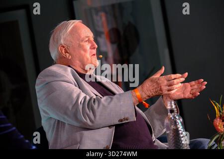 Stratford-upon-Avon, Vereinigtes Königreich Donnerstag, 30. Oktober 2025. John Cleese 50 Years of Fawlty Towers lebt beim Stratford Literary Festival. Zum ersten Mal in Großbritannien erzählte John Momente aus seiner Karriere im Fernsehen und Film und erklärte, warum seine Slapstick-Hotelgestaltung weiterhin regelmäßig zur besten Sit-com in der britischen Geschichte gewählt wird. Er zollte dem Fawlty Towers Star Prunella Scales Tribut, den er Perfect Comedy Partner nannte, der diese Woche im Alter von 93 Jahren starb. Stockfoto