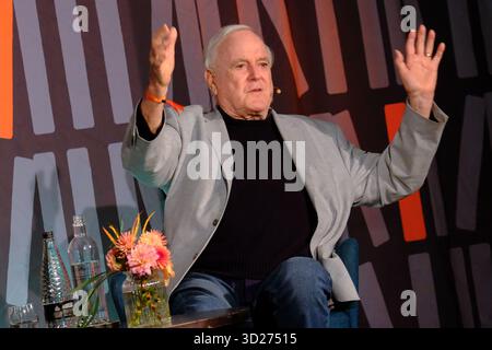 Stratford-upon-Avon, Vereinigtes Königreich Donnerstag, 30. Oktober 2025. John Cleese 50 Years of Fawlty Towers lebt beim Stratford Literary Festival. Zum ersten Mal in Großbritannien erzählte John Momente aus seiner Karriere im Fernsehen und Film und erklärte, warum seine Slapstick-Hotelgestaltung weiterhin regelmäßig zur besten Sit-com in der britischen Geschichte gewählt wird. Er zollte dem Fawlty Towers Star Prunella Scales Tribut, den er Perfect Comedy Partner nannte, der diese Woche im Alter von 93 Jahren starb. Stockfoto