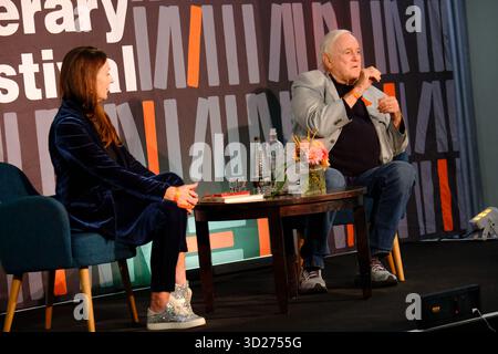 Stratford-upon-Avon, Vereinigtes Königreich Donnerstag, 30. Oktober 2025. John Cleese 50 Years of Fawlty Towers lebt beim Stratford Literary Festival. Zum ersten Mal in Großbritannien erzählte John Momente aus seiner Karriere im Fernsehen und Film und erklärte, warum seine Slapstick-Hotelgestaltung weiterhin regelmäßig zur besten Sit-com in der britischen Geschichte gewählt wird. Er zollte dem Fawlty Towers Star Prunella Scales Tribut, den er Perfect Comedy Partner nannte, der diese Woche im Alter von 93 Jahren starb. Stockfoto