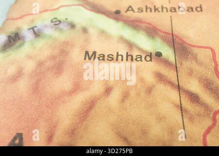 Zoomte topografische Karte, die zwei Städte Aschhabad, Maschhad, bergiges Gelände mit unterschiedlichen Höhenlagen und mögliche Regionen Turkmenistans und zeigt Stockfoto