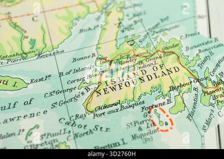 Eine altmodische Karte aus dem 17. Oder 18. Jahrhundert markiert Neufundland mit einer roten Grenzlinie die Karte zeigt Waldgebiete in grüngelber, wat Stockfoto