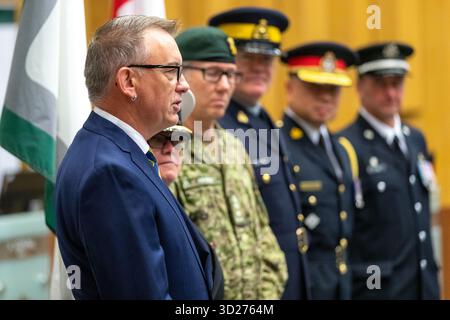London, Kanada - 30. Oktober 2025. Shawn Lewis, links, stellvertretender Bürgermeister der City of London, zusammen mit Vertretern der kanadischen Streitkräfte, Polizei und Feuerwehr warten auf den Empfang des Mohnbohns von 2025. Jedes Jahr vom 31. Oktober bis zum 11. November organisieren und verwalten Legions in ganz Kanada die Mohnkampagne. Die gesammelten Mittel fließen in Programme und Initiativen für Veteranen. Mark Spowart/Alamy Live News. Stockfoto