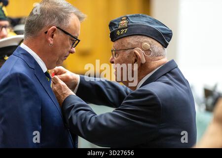 London, Kanada - 30. Oktober 2025. Der stellvertretende Bürgermeister Shawn Lewis, links, erhält seinen Mohn vom pensionierten Captain Sam Newman der Royal Canadian Airforce. Jedes Jahr vom 31. Oktober bis zum 11. November organisieren und verwalten Legions in ganz Kanada die Mohnkampagne. Die gesammelten Mittel fließen in Programme und Initiativen für Veteranen. Mark Spowart/Alamy Live News. Stockfoto