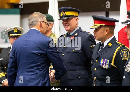 London, Kanada - 30. Oktober 2025. Der stellvertretende Bürgermeister der Stadt London, Shawn Lewis, links, stieß einen Mohn auf den Sergeant der Royal Canadian Mounted Police, Nolan Keogh. Jedes Jahr vom 31. Oktober bis zum 11. November organisieren und verwalten Legions in ganz Kanada die Mohnkampagne. Die gesammelten Mittel fließen in Programme und Initiativen für Veteranen. Mark Spowart/Alamy Live News. Stockfoto
