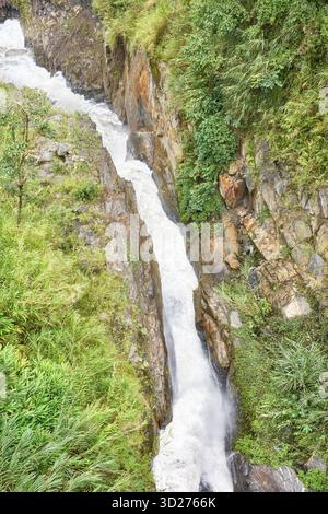 Enge Felsschlucht mit einem rauschenden Bergfluss, Ecuador. Stockfoto