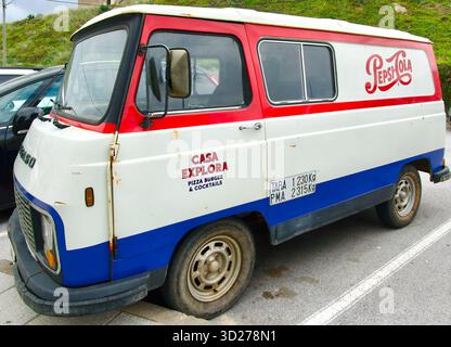 Der alte spanische Pegaso SAVA J4 Lieferwagen mit Pepsi-Cola-Lackierung gehört dem Casa Explora Pizza Burger und Cocktailrestaurant Tarifa Cadiz Spain Stockfoto