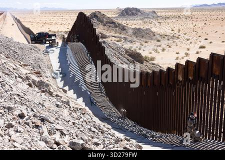 U.S. Marines mit Combat Logistics Battalion 15, Combat Logistics Regiment 17, 1st Marine Logistics Group, der Joint Task Force-Southern Border (JTF-SB) zugewiesen, verstärken die südliche Grenzbarriere in Yuma, Ariz., 15. Oktober 2025. JTF-SB führt umfassende, agile und bereichsübergreifende Operationen zur Unterstützung des US-Zoll- und Grenzschutzes durch, um die territoriale Integrität der Vereinigten Staaten zu schützen und die operative Kontrolle der südlichen Grenze im Jahr 100% zu erreichen. (Foto des U.S. Marine Corps von Sgt. Mary Torres) Stockfoto
