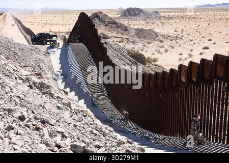 U.S. Marines mit Combat Logistics Battalion 15, Combat Logistics Regiment 17, 1st Marine Logistics Group, der Joint Task Force-Southern Border (JTF-SB) zugewiesen, verstärken die südliche Grenzbarriere in Yuma, Ariz., 15. Oktober 2025. JTF-SB führt umfassende, agile und bereichsübergreifende Operationen zur Unterstützung des US-Zoll- und Grenzschutzes durch, um die territoriale Integrität der Vereinigten Staaten zu schützen und die operative Kontrolle der südlichen Grenze im Jahr 100% zu erreichen. (Foto des U.S. Marine Corps von Sgt. Mary Torres) Stockfoto
