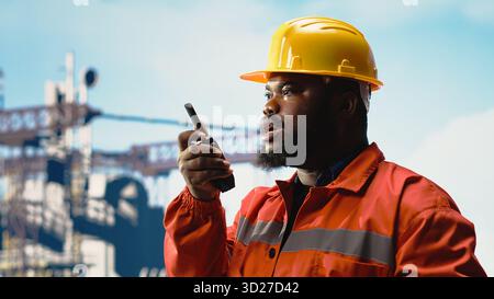 Der Offshore-Plattform-Ingenieur verfolgt Umweltemissionen und teilt die Ergebnisse mit Walkie-Talkie. Experte führt Umweltverträglichkeitsprüfungen an Bohrplätzen durch und spricht im Handfunkgerät Stockfoto