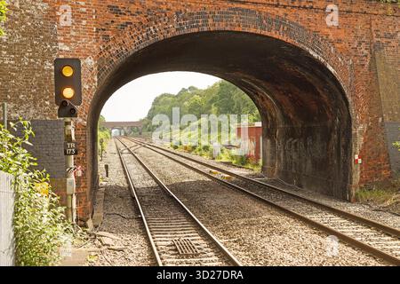 Eine Straßenbrücke über die Hauptstrecke von London nach Bristol am Bahnhof Twyford mit Blick nach Osten, wobei die Bahnlinien in der Ferne verschwanden Stockfoto