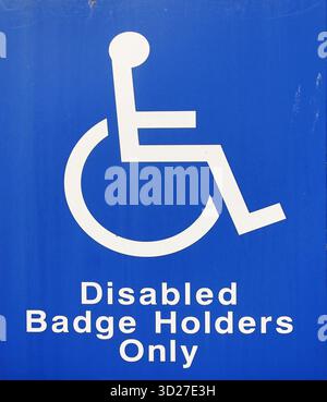 Ein blau-weißes Schild, das einen Platz zeigt, der nur für Inhaber eines blauen Ausweises mit Behinderungen reserviert ist Stockfoto