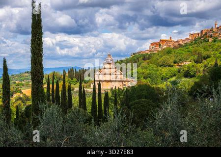Die Kirche San Biagio und die mittelalterliche Stadt Montepulciano, Toskana, Italien Stockfoto