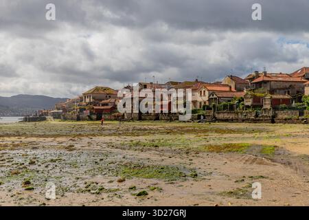 Galicien, Spanien: 23. April 2025: Fischerdorf Combarro in Ponteveda. Galicien, Spanien Stockfoto