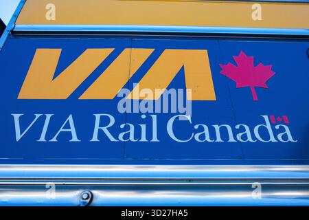 Das Logo des Via Rail-Zuges auf einem Personenzug, Stockfoto