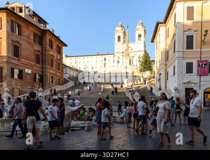 Viele Touristen an der Spanischen Treppe in Rom, Italien, während der goldenen Stunde Stockfoto