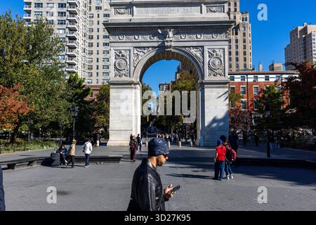 Straßenleben an einem Herbsttag auf dem Washington Square in Greenwich Village in Lower Manhattan Stockfoto