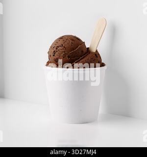 Mockup von Eis im Pappbecher. Stockfoto