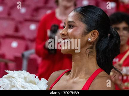 College Park, USA. 30. Oktober 2025. COLLEGE PARK, MD - OKTOBER 30: Die Cheerleaderin der Maryland Terrapins trat am 30. Oktober 2025 im Xfinity Center in College Park, Maryland, auf. (Foto: Tony Quinn/SipaUSA) Credit: SIPA USA/Alamy Live News Stockfoto