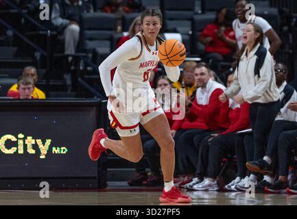 College Park, USA. 30. Oktober 2025. COLLEGE PARK, MD – OKTOBER 30: Saylor Poffenbarger (6) stürmt sich während eines Basketballspiels zwischen den Maryland Terrapins und den Point Park Pioneers am 30. Oktober 2025 im Xfinity Center in College Park, Maryland. (Foto: Tony Quinn/SipaUSA) Credit: SIPA USA/Alamy Live News Stockfoto