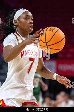 College Park, USA. 30. Oktober 2025. COLLEGE PARK, MD - OKTOBER 30: Maryland Terrapins schützen Oluchi Okananwa (7) bei einem Basketballspiel zwischen den Maryland Terrapins und den Point Park Pioneers am 30. Oktober 2025 im Xfinity Center in College Park, Maryland. (Foto: Tony Quinn/SipaUSA) Credit: SIPA USA/Alamy Live News Stockfoto