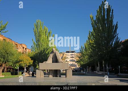 Jerewan, Armenien 10.16.2025. Eine große Tamanyan-Steinskulptur befindet sich vor einem Gebäude mit einem blauen Himmel im Hintergrund. Die Skulptur ist umgeben Stockfoto