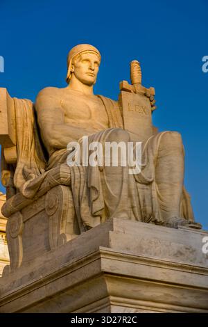 Statue des Supreme Court of the United States Washington DC „Authority of Law“ mit Buch des Gesetzes und Schwert vor dem Gebäude des Supreme Court der USA Stockfoto