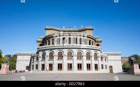 Jerewan, Armenien 10.16.2025. Ein großes Opernhaus mit einer Kuppel oben. Das Gebäude ist von Bäumen umgeben und hat viele Fenster Stockfoto