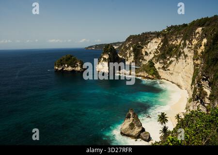 Diamond Beach Cliffs, Nusa Penida – aus der Vogelperspektive auf das türkisfarbene Wasser und die dramatische Küste, Bali, Indonesien Stockfoto