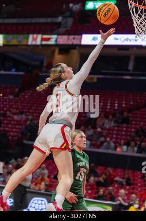 College Park, USA. 30. Oktober 2025. COLLEGE PARK, MD - OKTOBER 30: Maryland Terrapins schützen Addi Mack (3) Lobs während eines Basketballspiels zwischen den Maryland Terrapins und den Point Park Pioneers am 30. Oktober 2025 im Xfinity Center in College Park, Maryland. (Foto: Tony Quinn/SipaUSA) Credit: SIPA USA/Alamy Live News Stockfoto