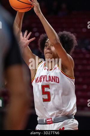 College Park, USA. 30. Oktober 2025. COLLEGE PARK, MD – OKTOBER 30: Die Maryland Terrapins-Wachhut Ava McKennie (5) schickt einen Schuss während eines Basketballspiels zwischen den Maryland Terrapins und den Point Park Pioneers am 30. Oktober 2025 im Xfinity Center in College Park, Maryland. (Foto: Tony Quinn/SipaUSA) Credit: SIPA USA/Alamy Live News Stockfoto
