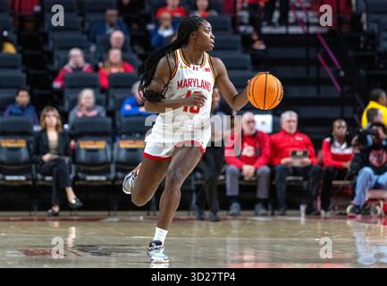 College Park, USA. 30. Oktober 2025. COLLEGE PARK, MD - OKTOBER 30: Maryland Terrapins Stürmer mir McLean (10) beim Angriff während eines Basketballspiels zwischen den Maryland Terrapins und den Point Park Pioneers am 30. Oktober 2025 im Xfinity Center in College Park, Maryland. (Foto: Tony Quinn/SipaUSA) Credit: SIPA USA/Alamy Live News Stockfoto