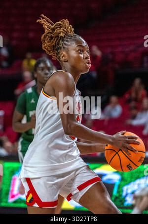 College Park, USA. 30. Oktober 2025. COLLEGE PARK, MD - OKTOBER 30: Maryland Terrapins schützen Ava McKennie (5) beim Angriff während eines Basketballspiels zwischen den Maryland Terrapins und den Point Park Pioneers am 30. Oktober 2025 im Xfinity Center in College Park, Maryland. (Foto: Tony Quinn/SipaUSA) Credit: SIPA USA/Alamy Live News Stockfoto