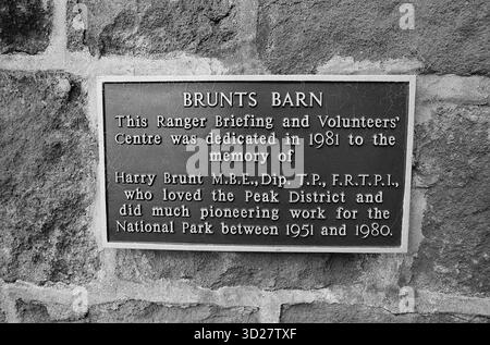 Brunts Barn, eingebettet im Herzen von Hope Valley's Grindleford, steht als ergreifendes Denkmal für Harry Brunt, eine Schlüsselfigur bei der Einrichtung des Peak District National Park. Das 1981 eingeweihte Zentrum erinnert an Brunts Pionierarbeit zwischen 1951 und 1980 und zeigt sein Engagement für den Naturschutz und das Naturerbe der Region. Diese historische Stätte bietet einen Einblick in die Anfänge der Nationalparkentwicklung in dieser atemberaubenden Landschaft Großbritanniens. Stockfoto