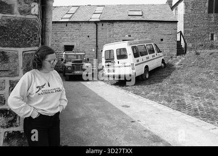 Brunts Barn, ein historisches Gebäude im malerischen Hope Valley, bietet einen Einblick in das ländliche Erbe der Region. Die Scheune liegt in der Nähe von Grindleford und Upper Padley und bietet eine ruhige Umgebung für Besucher, die den Peak District National Park erkunden. Dieses Bild fängt einen ruhigen Moment an diesem berühmten Ort ein und zeigt die traditionelle Architektur und die umliegende natürliche Schönheit. Stockfoto