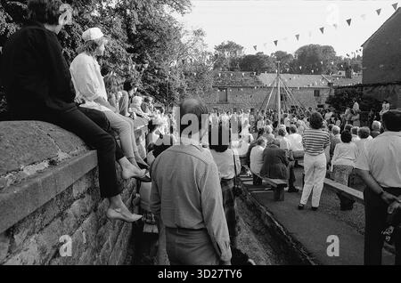 Das jährliche Well Dressing in Chesterfield, eine jahrhundertealte Tradition, wird auf diesem Foto anschaulich festgehalten. Die Menschenmassen versammeln sich um die geschmückten Brunnen, die im Mittelpunkt dieses einzigartigen Ereignisses auf dem historischen Marktplatz von Chesterfield, Derbyshire, stehen. Das Bild zeigt, wie engagiert sich die Gemeinde für die Erhaltung dieses traditionellen Festes, eines der Eckpfeiler des kulturellen Erbes der Stadt, engagiert. Stockfoto