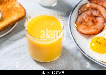 Frisch gepresster gesunder Orangensaft zum Frühstück Stockfoto