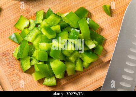 Bio gewürfelte grüne Paprika auf einem Schneidebrett Stockfoto