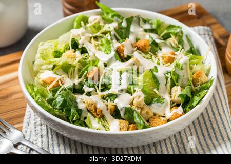 Gesunder hausgemachter Caesar Salat mit Käsedressing und Croutons Stockfoto