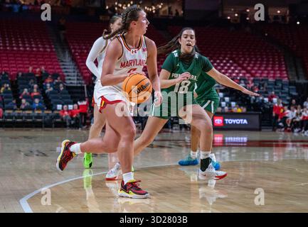 College Park, USA. 30. Oktober 2025. COLLEGE PARK, MD - OKTOBER 30: Der Maryland Terrapins Wärter Rainey Welson (0) dribbelt am 30. Oktober 2025 im Xfinity Center in College Park, Maryland, zwischen den Maryland Terrapins und den Point Park Pioneers nach vorne. (Foto: Tony Quinn/SipaUSA) Credit: SIPA USA/Alamy Live News Stockfoto