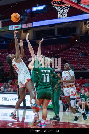 College Park, USA. 30. Oktober 2025. COLLEGE PARK, MD - OKTOBER 30: Maryland Terrapins Forward mir McLean (10) macht einen Schuss während eines Basketballspiels zwischen den Maryland Terrapins und den Point Park Pioneers am 30. Oktober 2025 im Xfinity Center in College Park, Maryland. (Foto: Tony Quinn/SipaUSA) Credit: SIPA USA/Alamy Live News Stockfoto
