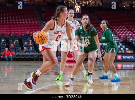College Park, USA. 30. Oktober 2025. COLLEGE PARK, MD - OKTOBER 30: Der Maryland Terrapins Wärter Rainey Welson (0) dribbelt am 30. Oktober 2025 im Xfinity Center in College Park, Maryland, zwischen den Maryland Terrapins und den Point Park Pioneers nach vorne. (Foto: Tony Quinn/SipaUSA) Credit: SIPA USA/Alamy Live News Stockfoto
