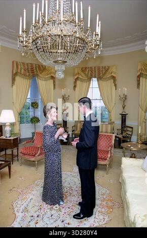 US First Lady Nancy Reagan mit Prinz Charles im Gelben Ovalraum während eines privaten Abendessens für den Prince of Wales, Weißen Haus, Washington, D.C., USA, Präsident Ronald Reagan Photographic Office Des Weißen Hauses, 2. Mai 1981 Stockfoto