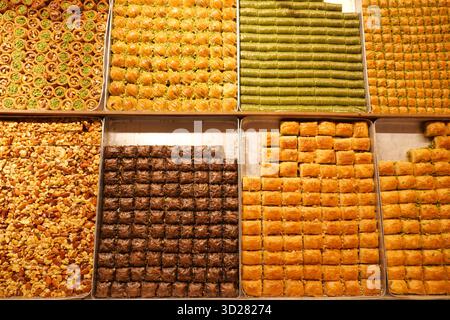 In einem Süßwarenladen werden verschiedene traditionelle türkische Baklava-Sorten gezeigt Stockfoto