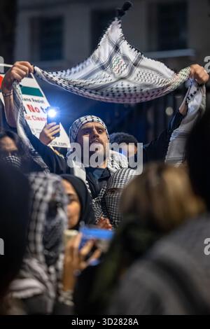 Demonstranten versammelten sich am Donnerstag, den 30. Oktober 2025 in Whitehall in der Nähe der Downing Street zu einer Nothilfemaßnahme, in der Israels jüngste Bombardierung des Gazastreifens verurteilt wurde, bei der mehr als 100 Palästinenser, darunter 46 Kinder, ums Leben kamen. Die Demonstranten forderten ein Ende des Völkermords, ein vollständiges Sanktionsregime und ein sofortiges Waffenembargo gegen Israel. Der Protest verdeutlichte die anhaltende Wut über die Komplizenschaft und Untätigkeit der britischen Regierung. Stockfoto