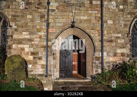 Unterhaltung zu einer Dorfkirche im ländlichen England Stockfoto