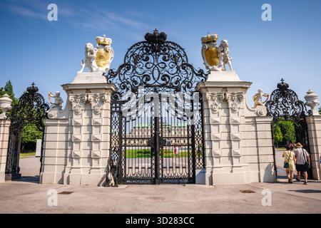 Wien, Österreich - 27. Juni 2019: Imposante Eingangstüren zum Schloss Belvedere, barocker Komplex mit einer wertvollen Kunstsammlung. Stockfoto