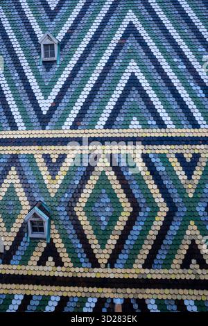 Wien, Österreich - 28. Juni 2019: Auf dem Dach des Stephansdoms befinden sich 230.000 bunte glasierte Fliesen. Stockfoto